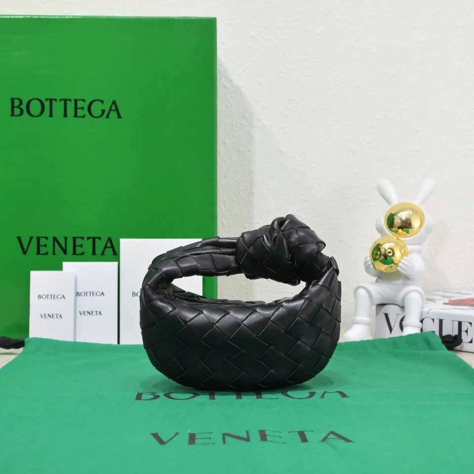 Batch 1080 BV super mini JODIE handbag, dumpling bag, woven knotted bag, simple, fashionable and super cute🍒Every color is high-end. It is a smaller version of the original mini version🤣It can only hold cuteness🍓🍓The upper body is fashionable and romantic. The fashionable bags created by Daniel Lee are really more and more favored by street experts. Style number: 6699-0# Size: 17*16*6.5